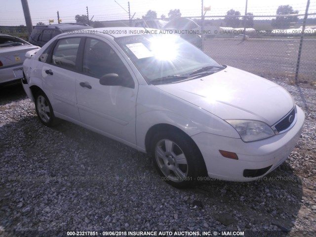 1FAHP34N77W128822 - 2007 FORD FOCUS ZX4/S/SE/SES WHITE photo 1