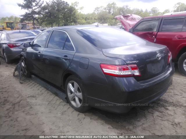 4T1BF3EK3BU163784 - 2011 TOYOTA CAMRY SE/LE/XLE ნაცრისფერი ფოტო 3