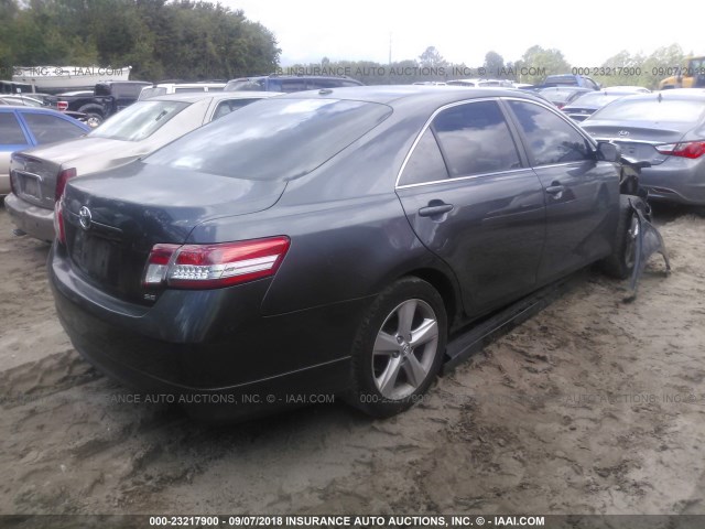 4T1BF3EK3BU163784 - 2011 TOYOTA CAMRY SE/LE/XLE ნაცრისფერი ფოტო 4