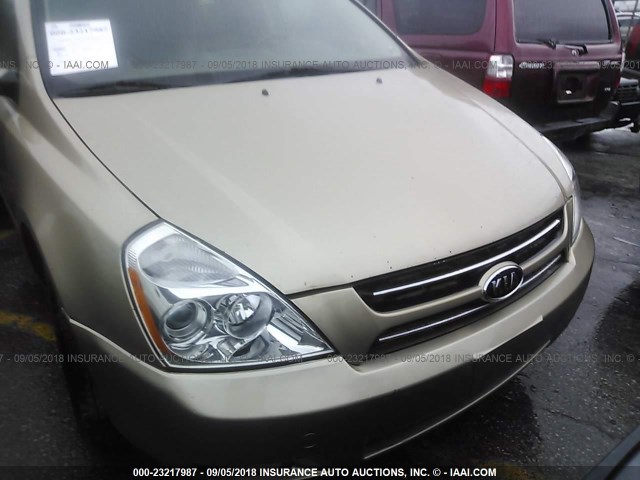 KNDMB233166102359 - 2006 KIA SEDONA EX/LX GOLD photo 6