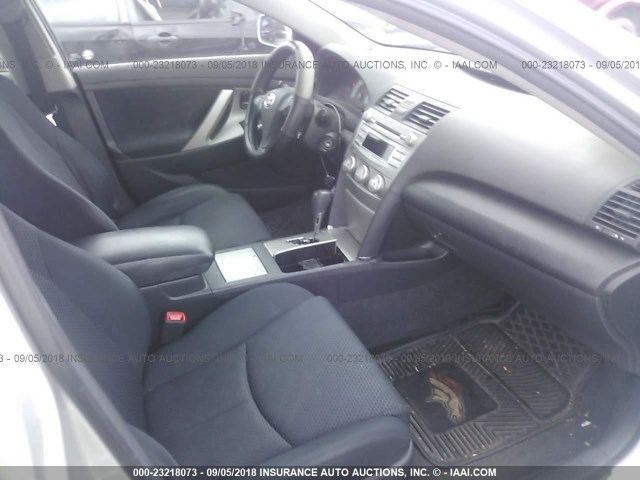 4T1BF3EK6BU214548 - 2011 TOYOTA CAMRY SE/LE/XLE ვერცხლისფერი ფოტო 5