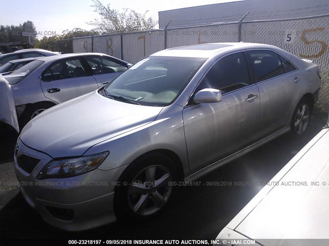 4T1BF3EK4BU211857 - 2011 TOYOTA CAMRY SE/LE/XLE SILVER photo 2