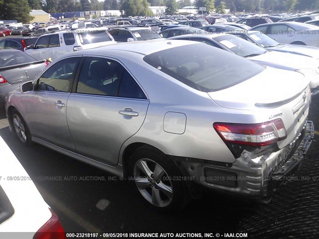 4T1BF3EK4BU211857 - 2011 TOYOTA CAMRY SE/LE/XLE SILVER photo 3