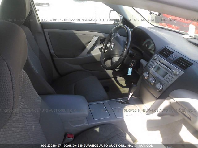 4T1BF3EK4BU211857 - 2011 TOYOTA CAMRY SE/LE/XLE SILVER photo 5