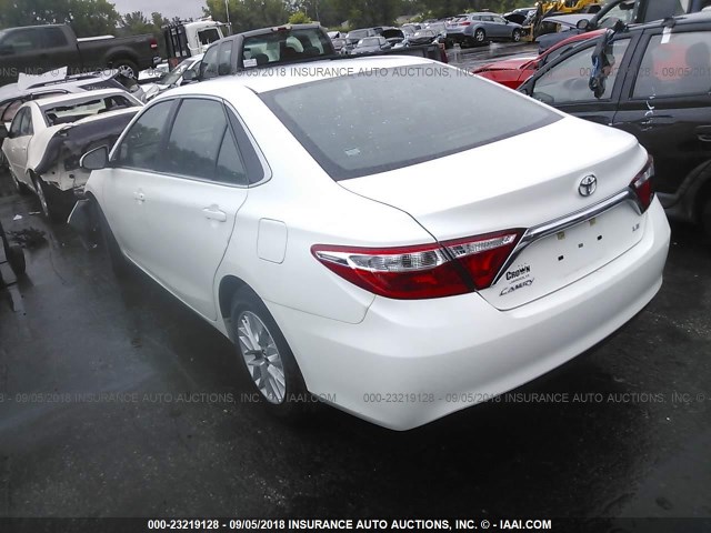 4T1BF1FKXGU228110 - 2016 TOYOTA CAMRY LE/XLE/SE/XSE 白色 照片 3