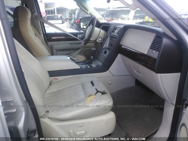 5LMFU27R83LJ12913 - 2003 LINCOLN NAVIGATOR Silber Foto 5