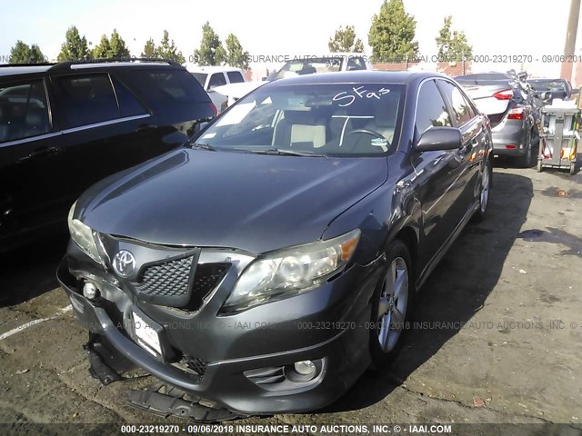 4T1BF3EK4BU742556 - 2011 TOYOTA CAMRY SE/LE/XLE 灰色 照片 2