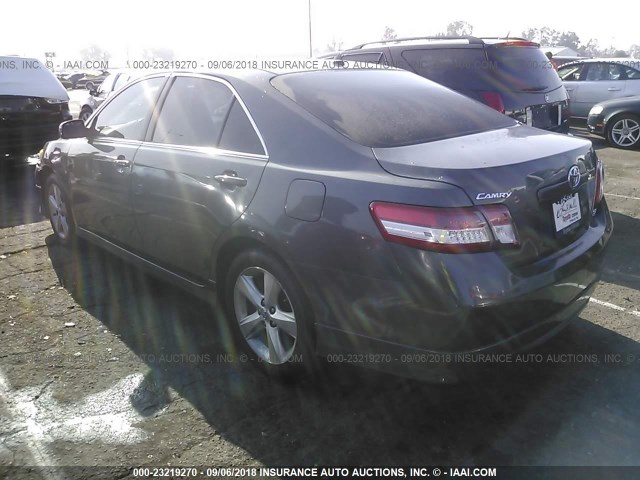 4T1BF3EK4BU742556 - 2011 TOYOTA CAMRY SE/LE/XLE 灰色 照片 3