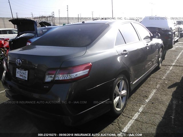 4T1BF3EK4BU742556 - 2011 TOYOTA CAMRY SE/LE/XLE 灰色 照片 4