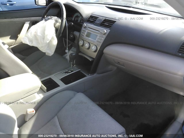 4T1BF3EK4BU742556 - 2011 TOYOTA CAMRY SE/LE/XLE 灰色 照片 5