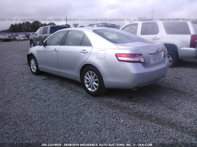 4T1BK3EK6BU625315 - 2011 TOYOTA CAMRY SE/LE/XLE ვერცხლისფერი ფოტო 3
