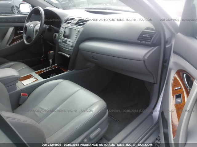 4T1BK3EK6BU625315 - 2011 TOYOTA CAMRY SE/LE/XLE ვერცხლისფერი ფოტო 5