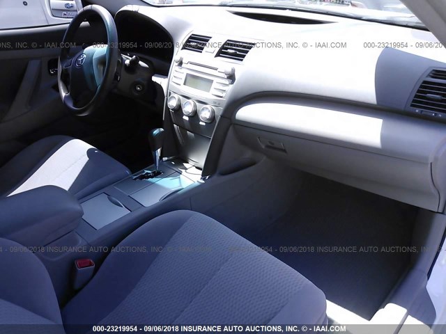 4T4BF3EK3BR110685 - 2011 TOYOTA CAMRY SE/LE/XLE თეთრი ფოტო 5