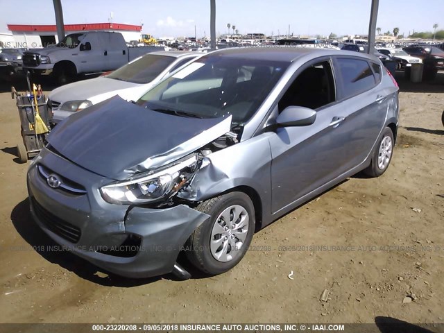 KMHCT5AE4HU354082 - 2017 HYUNDAI ACCENT SE SILVER photo 2