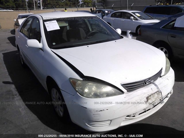 4T1BE32K25U571124 - 2005 TOYOTA CAMRY LE/XLE/SE 白色 照片 1