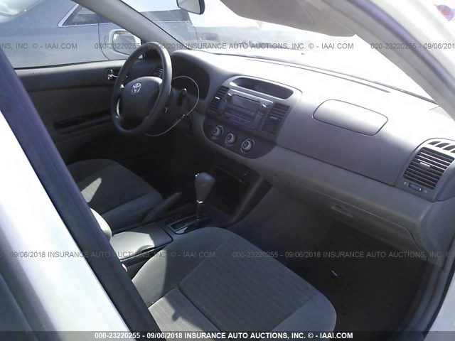 4T1BE32K25U571124 - 2005 TOYOTA CAMRY LE/XLE/SE 白色 照片 5