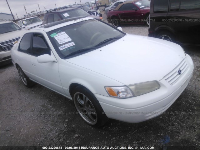 4T1BF28K7XU932638 - 1999 TOYOTA CAMRY LE/XLE 白色 照片 1