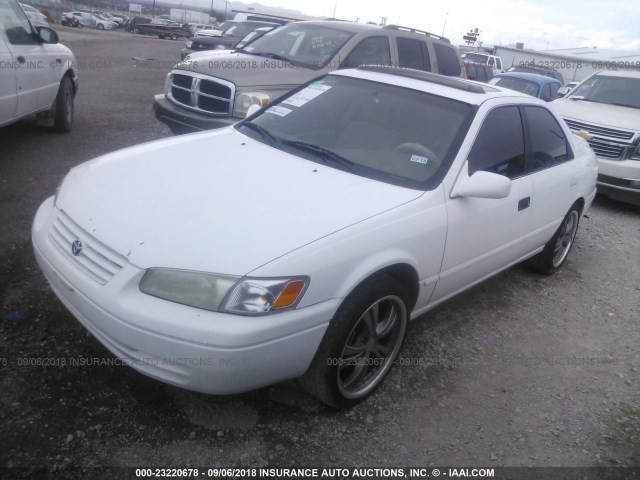 4T1BF28K7XU932638 - 1999 TOYOTA CAMRY LE/XLE 白色 照片 2