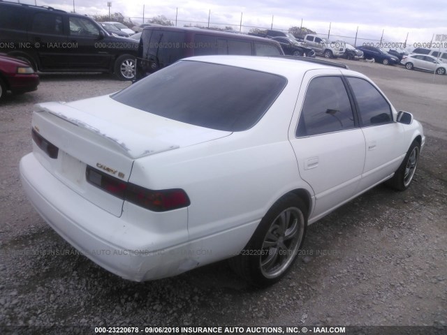 4T1BF28K7XU932638 - 1999 TOYOTA CAMRY LE/XLE 白色 照片 4