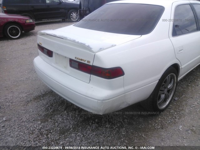 4T1BF28K7XU932638 - 1999 TOYOTA CAMRY LE/XLE 白色 照片 6