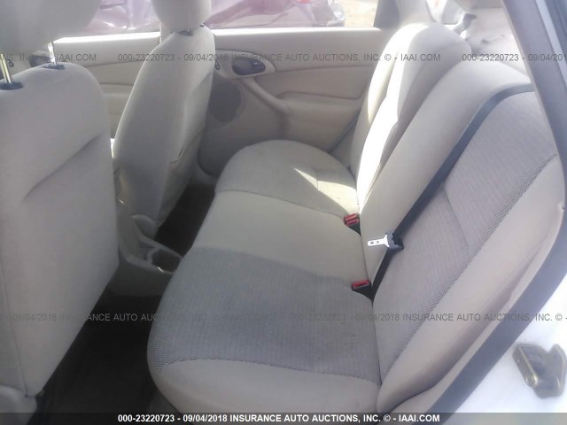 1FAFP34364W172571 - 2004 FORD FOCUS SE COMFORT/SE SPORT WHITE photo 8