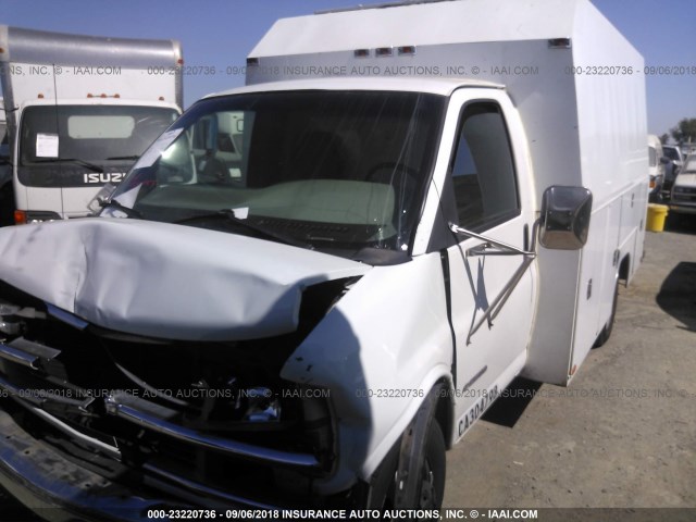 1GBJG31R311175566 - 2001 CHEVROLET EXPRESS CUTAWAY G3500 WHITE photo 2