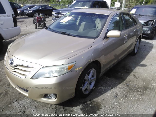 4T1BF3EK6BU120752 - 2011 TOYOTA CAMRY SE/LE/XLE GOLD photo 2