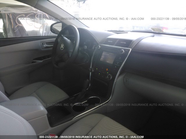 4T4BF1FK0GR525439 - 2016 TOYOTA CAMRY LE/XLE/SE/XSE 银色 照片 5