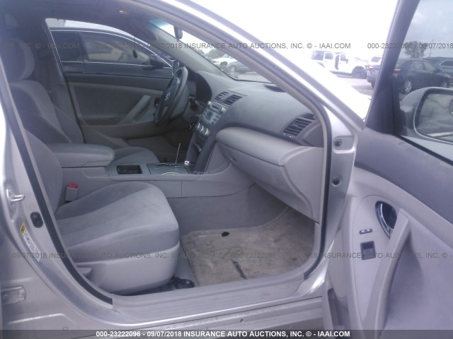 4T4BE46K49R101737 - 2009 TOYOTA CAMRY SE/LE/XLE SILVER photo 5