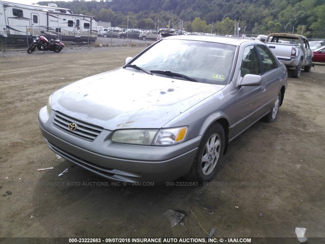 JT2BF22K2X0175662 - 1999 TOYOTA CAMRY LE/XLE GRAY photo 2