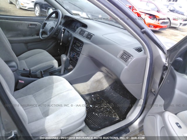 JT2BF22K2X0175662 - 1999 TOYOTA CAMRY LE/XLE 灰色 照片 5
