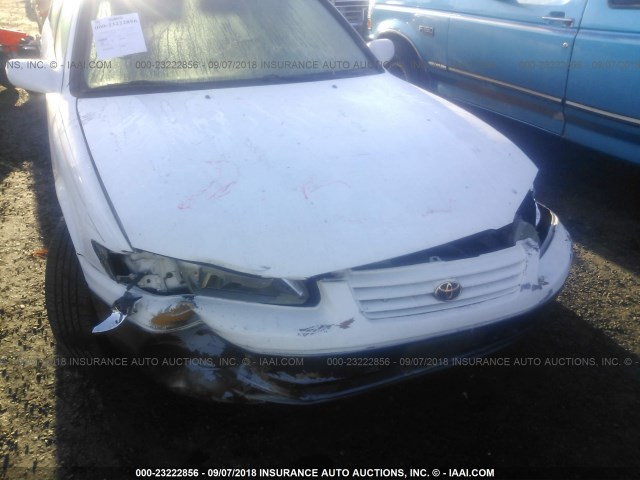 4T1BF28K8XU075102 - 1999 TOYOTA CAMRY LE/XLE WHITE photo 6