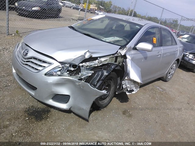 4T1BF3EK0BU637593 - 2011 TOYOTA CAMRY SE/LE/XLE ვერცხლისფერი ფოტო 2