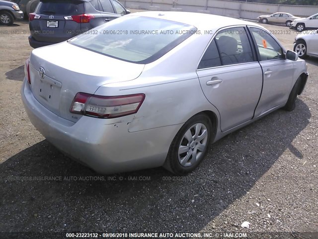 4T1BF3EK0BU637593 - 2011 TOYOTA CAMRY SE/LE/XLE ვერცხლისფერი ფოტო 4