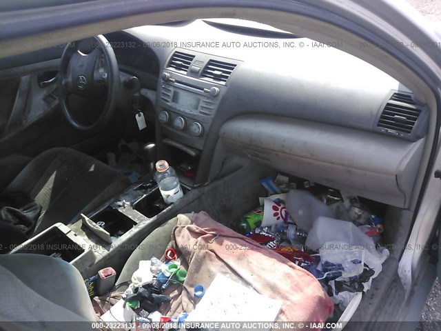 4T1BF3EK0BU637593 - 2011 TOYOTA CAMRY SE/LE/XLE ვერცხლისფერი ფოტო 5