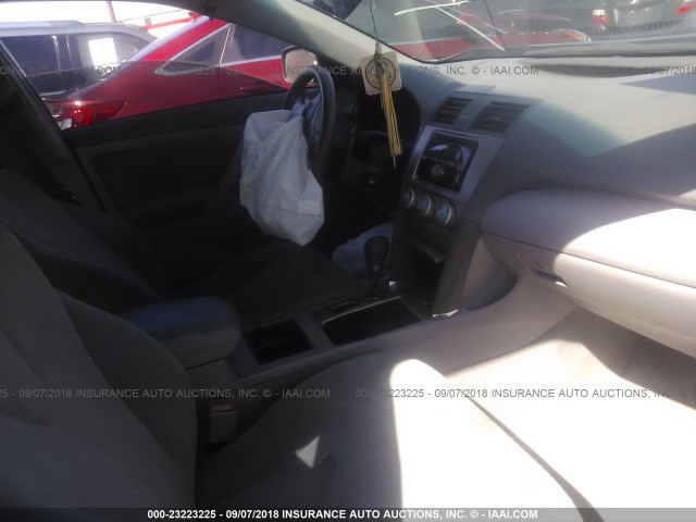 4T4BE46K99R114726 - 2009 TOYOTA CAMRY SE/LE/XLE ნაცრისფერი ფოტო 5