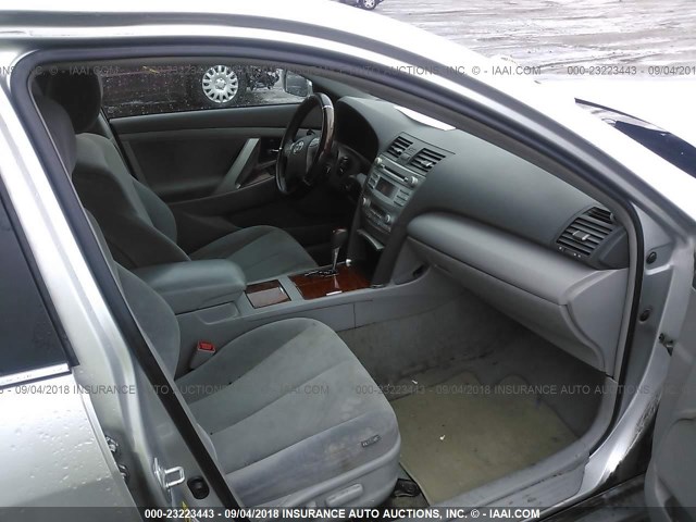 4T4BE46K59R099772 - 2009 TOYOTA CAMRY SE/LE/XLE ვერცხლისფერი ფოტო 5