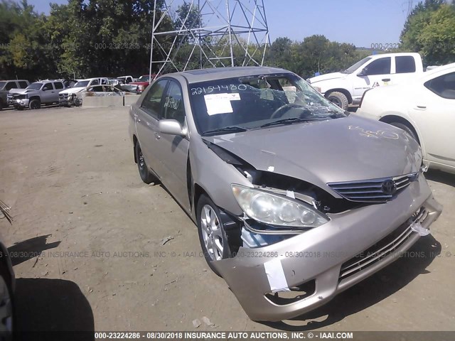 4T1BE30K95U041753 - 2005 TOYOTA CAMRY LE/XLE/SE SILVER photo 1