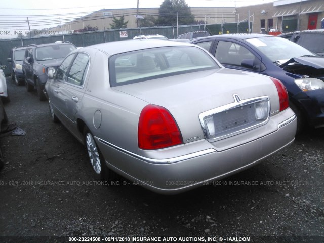 1LNHM81W63Y695613 - 2003 LINCOLN TOWN CAR EXECUTIVE BEIGE photo 3