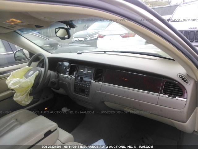 1LNHM81W63Y695613 - 2003 LINCOLN TOWN CAR EXECUTIVE BEIGE photo 5