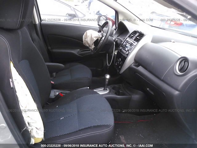 3N1CE2CP5FL384827 - 2015 NISSAN VERSA NOTE S/S PLUS/SV/SL/SR SILVER photo 5