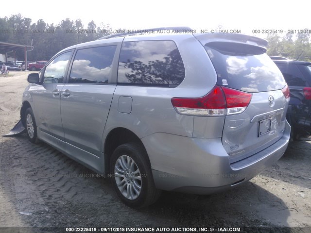 5TDYK3DCXCS235252 - 2012 TOYOTA SIENNA XLE/LIMITED SILVER photo 3