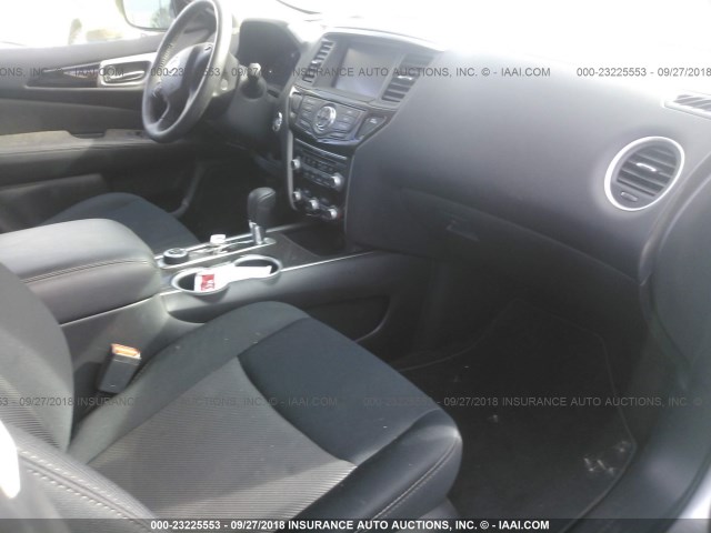 5N1DR2MM2JC615032 - 2018 NISSAN PATHFINDER S/SV/SL/PLATINUM SILVER photo 5