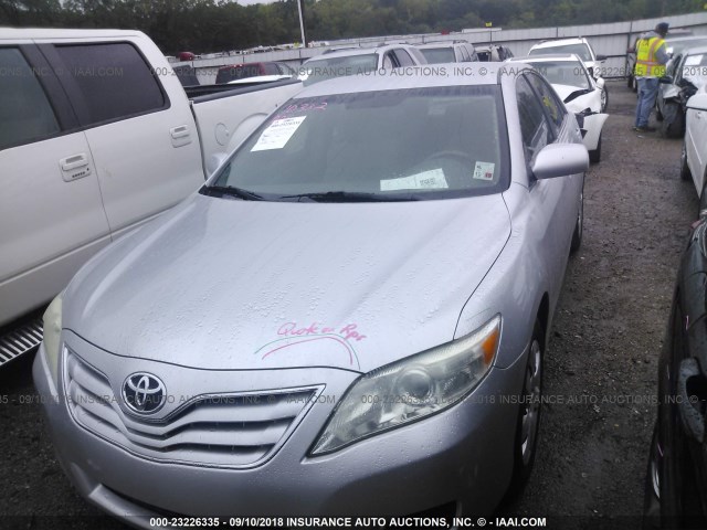 4T1BF3EK4AU078855 - 2010 TOYOTA CAMRY SE/LE/XLE SILVER photo 2