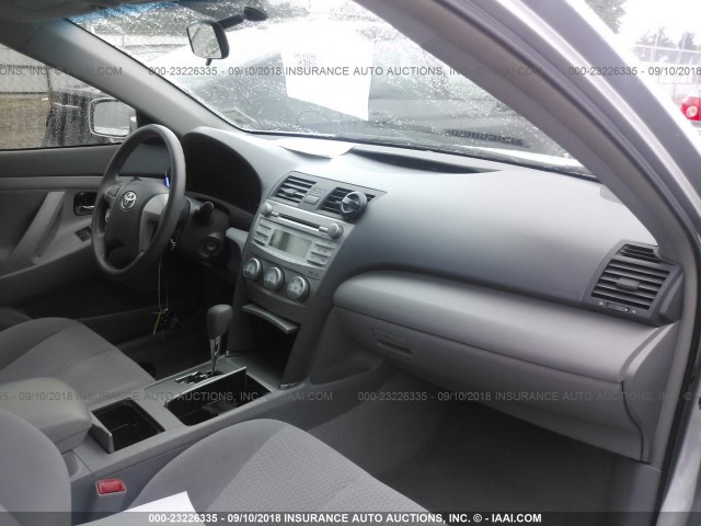 4T1BF3EK4AU078855 - 2010 TOYOTA CAMRY SE/LE/XLE SILVER photo 5