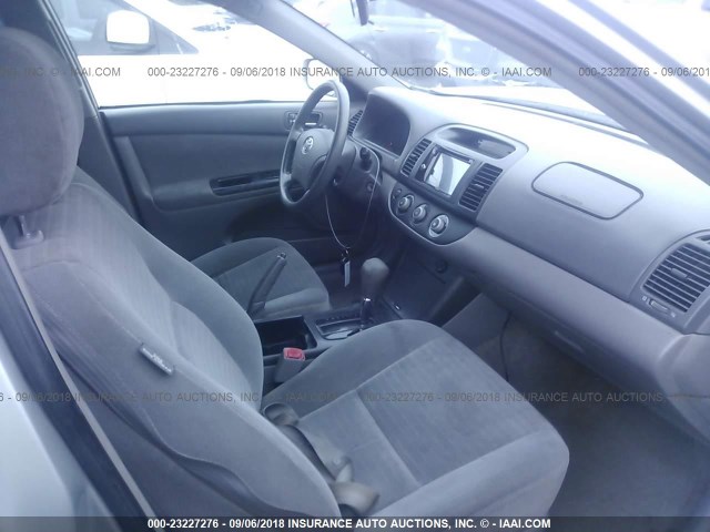 4T1BE30K35U406654 - 2005 TOYOTA CAMRY LE/XLE/SE 银色 照片 5