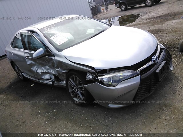4T1BF1FK5FU978089 - 2015 TOYOTA CAMRY LE/XLE/SE/XSE SILVER photo 1