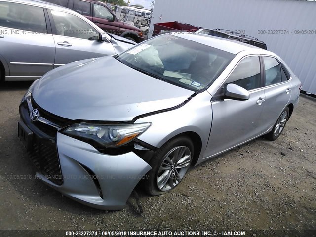4T1BF1FK5FU978089 - 2015 TOYOTA CAMRY LE/XLE/SE/XSE SILVER photo 2