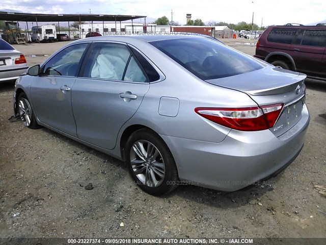 4T1BF1FK5FU978089 - 2015 TOYOTA CAMRY LE/XLE/SE/XSE SILVER photo 3