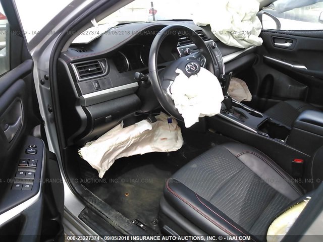 4T1BF1FK5FU978089 - 2015 TOYOTA CAMRY LE/XLE/SE/XSE SILVER photo 5